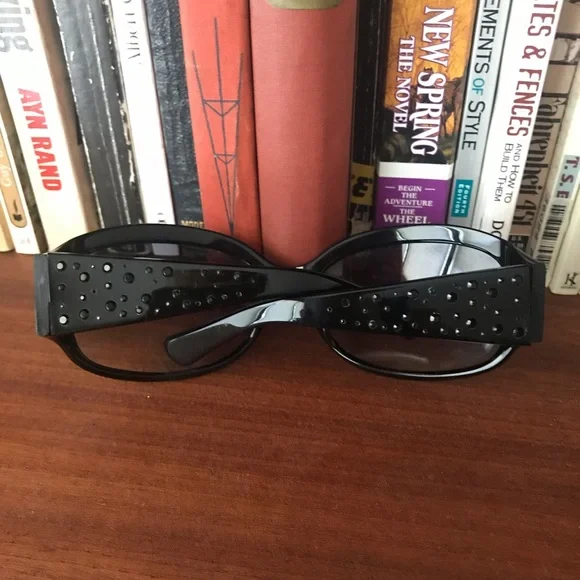 Oliver Peoples sunglasses black Tara Oliver Peoples - N.04 (OV5552SU) Sunglasses | Specs Collective main image 2